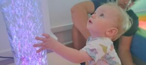 Chłopiec ogląda uciekające bąbelki w tubie .