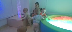 Dzieci poznają kącik świetlny.