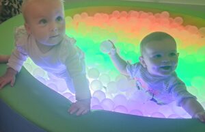 Dziewczynki bawią się piłeczkami.