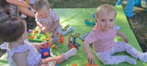 Dzieci bawią się na podwórku.