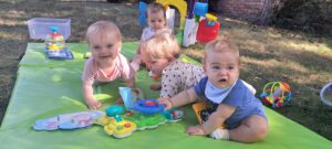 Dzieci bawią się w żłobkowym ogrodzie.