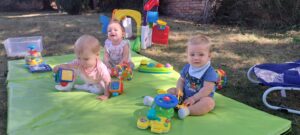 Dzieci bawią się w żłobkowym ogrodzie.