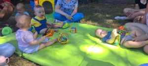 Dzieci bawią się w żłobkowym ogrodzie.