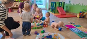 Dzieci bawią się piaskiem kinetycznym.