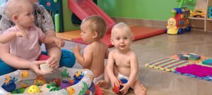 Dziewczynka uśmiecha się.