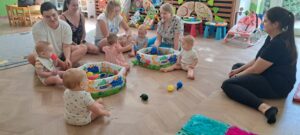 Dzieci bawią się obok baseników sensorycznych.