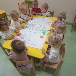 Dzieci odbijają pieczątki z ziemniaków