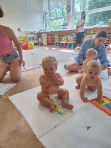 Dzieci malują farbami.