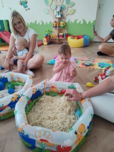 Dziewczynka zjada makaron.