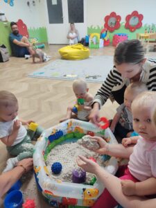 Dzieci bawią się piaskiem kinetycznym.