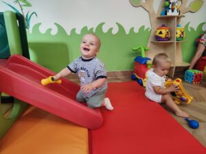 Dziecko zjeżdża ze zjeżdżalni.