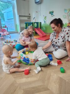 Dzieci bawią się piaskiem kinetycznym.