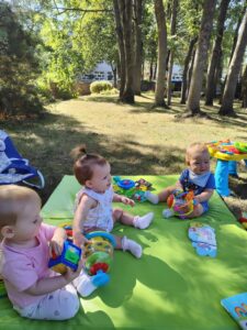 Dzieci na dworze bawią się.