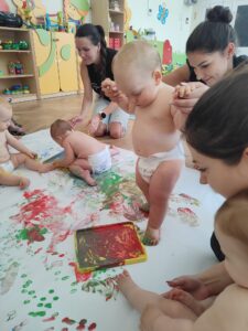 Chłopczyk odbija pomalowaną stopę.