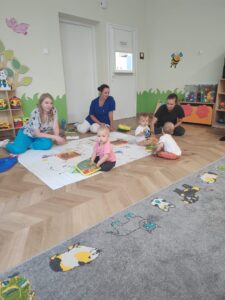 Dzieci malują farbami.