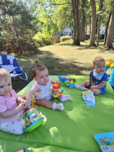 Dzieci siedzą na dworze.