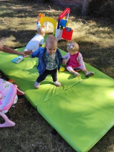 Dzieci na dworze bawią się.