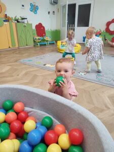 Dziewczynka bawi się piłeczką.