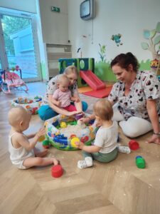 Dzieci bawią się piaskiem kinetycznym.