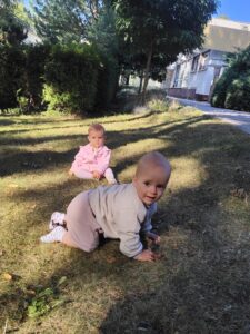 Dzieci poznają żłobkowy ogród.