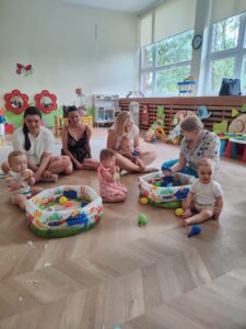 Dzieci bawią się w basenikach sensorycznych.