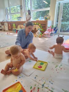 Dzieci malują farbami.