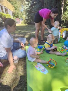 Dzieci bawią się na dworze.