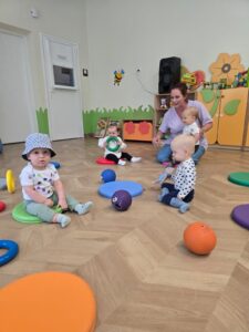 Ciocia turla do dzieci piłeczki po ziemi.