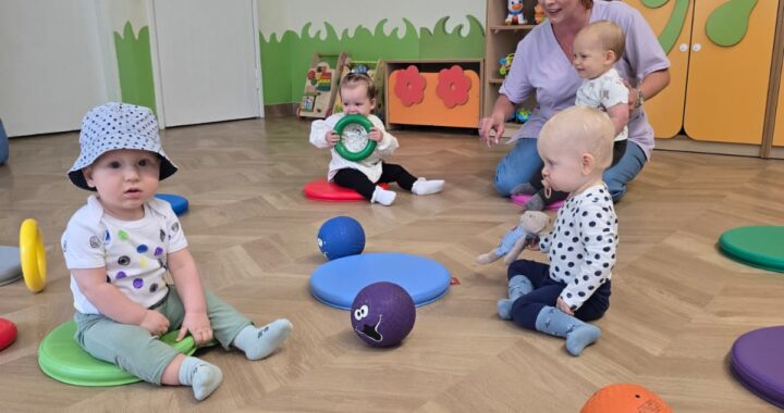 Ciocia turla do dzieci piłeczki po ziemi.