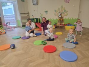 Ciocie bawią się z dziećmi piłkami.