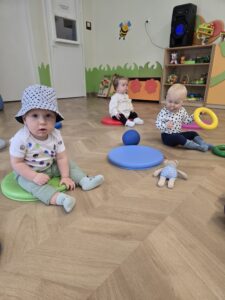 Chłopczyk ma założony kapelusz w kropki.