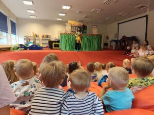 Widok na scenę teatrzyku z perspektywy publiczności