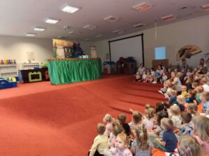 Widok sceny i publiczności którą są dzieci