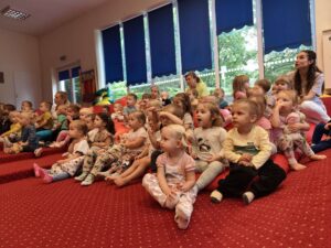 Duża grupa dzieci oglądająca przedstawienie