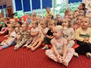 Duża grupa dzieci oglądająca przedstawienie
