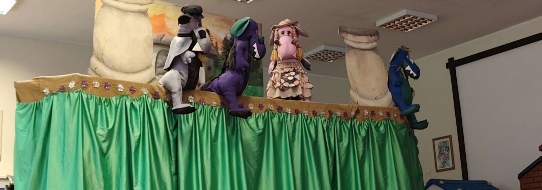 Scena z teatrzyku przedstawiająca smoki