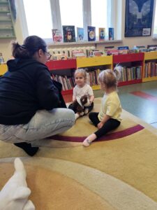 Dziewczyna wylosowała brązową małpkę z worka