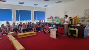 zdjęcie przedstawia grupę opiekunów w trakcie szkolenia prowadzonego przez psychoterapeutkę. 