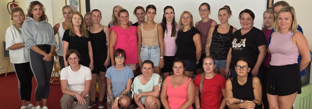 zdjęcie przedstawia grupę opiekunów w trakcie szkolenia prowadzonego przez psychoterapeutkę.