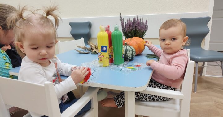 Dzieci bawią się Woreczkami strunowymi wypełnionym farbami w jesiennych kolorach.