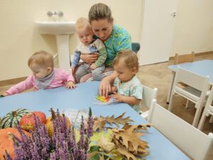 Dzieci bawią się Woreczkami strunowymi wypełnionym farbami w jesiennych kolorach.