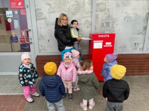 Wrzucamy list do skrzynki pocztowej