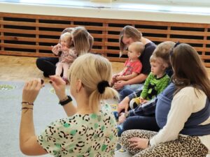 Dzieci z rodzicami podczas zajęć- bawią się kasztanem