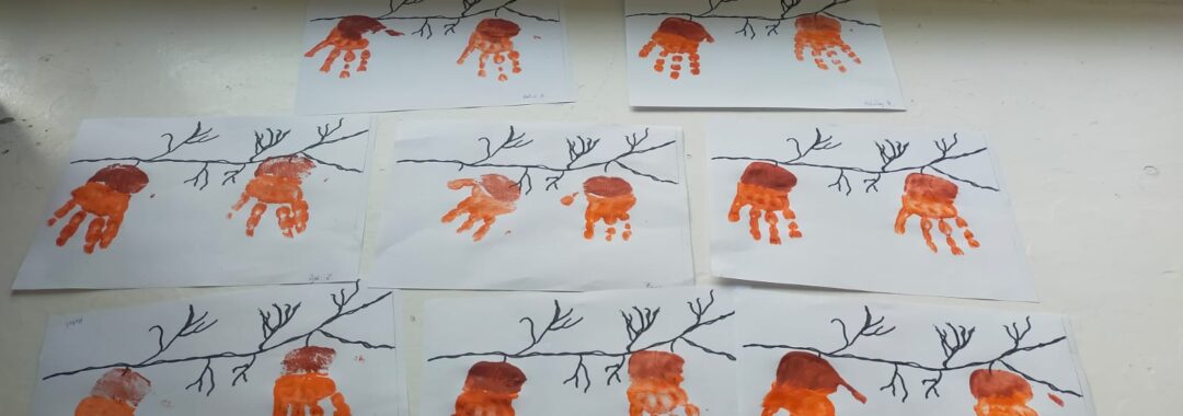 Gotowe prace plastyczne przedstawiające żołędzie odbite rączkami