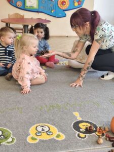 Dziewczyna wącha szyszki