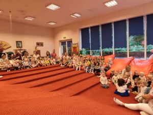 Widownia przedstawienia- dzieci wraz z opiekunami