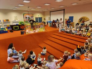 Widok sceny oraz widowni przedstawienia