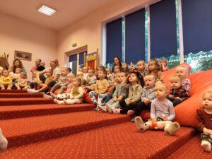 Dzieci oglądające przedstawienie