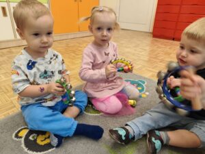 Dzieci na dywanie grają na instrumentach