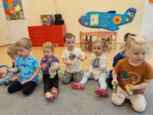 Dzieci na dywanie grają na instrumentach